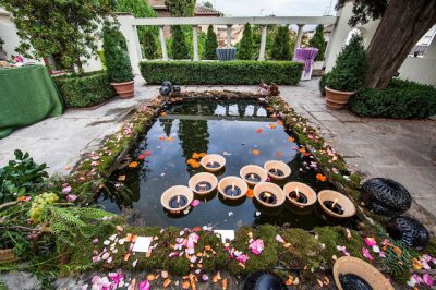 Estanque Decorado Con Velas Flotantes